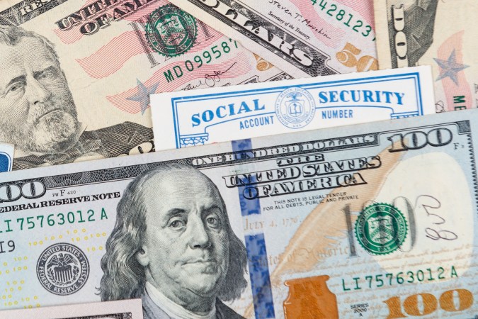 Obtén hasta $4,873 del Seguro Social en marzo. Descubre quiénes califican, cuándo se realizan los pagos y cómo calcular tu beneficio mensual. ¡No te lo pierdas!