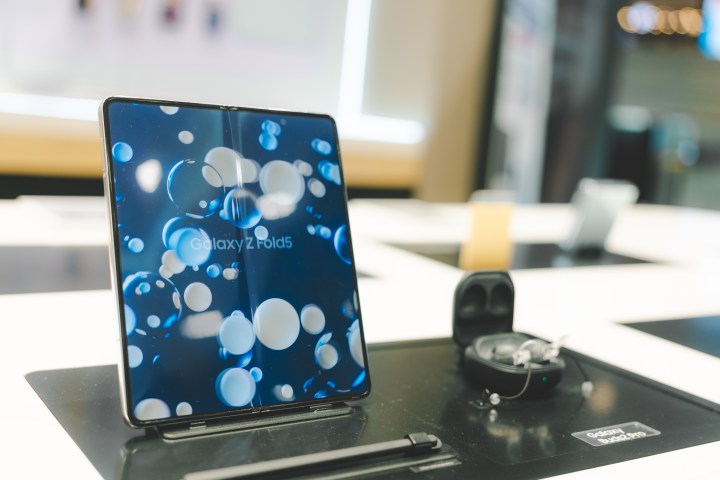 Sumérgete en el mundo de las ofertas irresistibles de Samsung para el Galaxy Z Flip 5. Desde su pantalla externa conveniente hasta un descuento excepcional de $600 mediante el canje de tu dispositivo actual, te revelamos cómo asegurar este teléfono plegable de vanguardia por tan solo $400 en lugar de su precio original de $1000.