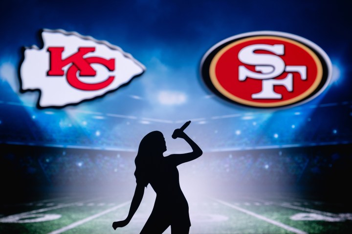 Sumérgete en el mundo de la moda de Taylor Swift con el collar BaubleBar Chief: un tributo elegante a los Kansas City Chiefs de la NFL. A $44, este accesorio funcional y moderno es la opción perfecta para el Día de San Valentín. ¡Únete a la lista de espera y asegura tu regalo ganador!