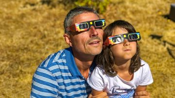 Prepárate para el eclipse solar total del 8 de abril de 2024 con las gafas de sol gratuitas ofrecidas por la gobernadora de Nueva York.