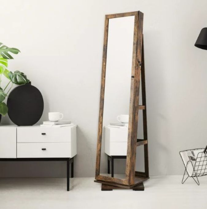 Organiza tus joyas con estilo con el armario para joyas giratorio de Woven Paths. Este elegante armario cuenta con un espejo independiente y un diseño giratorio de 360 grados para facilitar el acceso a tus accesorios favoritos, todo mientras mantienes tus pertenencias seguras con su función de bloqueo.