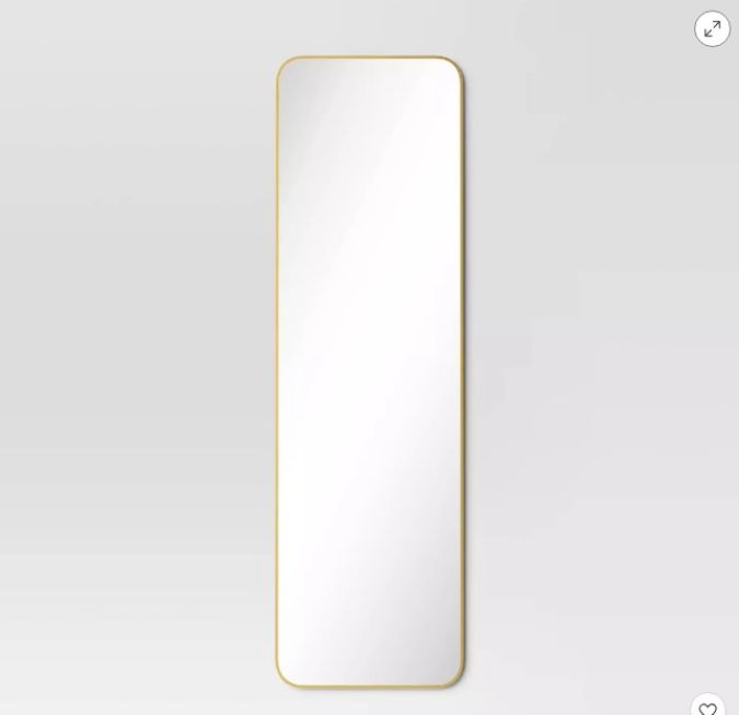 Proyecto 62 Espejo de Metal para Colocar sobre la Puerta: Maximiza el espacio en tu dormitorio o baño con este elegante espejo de metal.