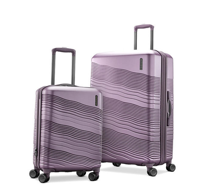 Diseñadas para el viajero moderno, estas maletas ofrecen comodidad y funcionalidad en cada detalle. Con su construcción rígida y diseño de dos piezas, son la elección perfecta para tus próximas aventuras.