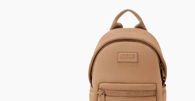 No te pierdas la oportunidad de adquirir la mochila pequeña Dakota de Dagne Dover con un descuento del 25%, ¡ideal para llevar tus esenciales de viaje con estilo y comodidad!
