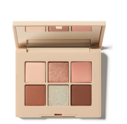 Equipada con un espejo compacto, es ideal para retoques sobre la marcha. Ya sea que estés de viaje o simplemente en movimiento, esta paleta es tu aliada perfecta para lucir espectacular en cualquier momento y lugar.