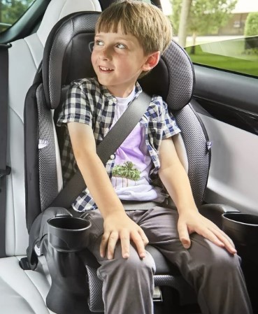 Viaja con tranquilidad sabiendo que tu hijo está seguro en la silla de auto Evenflo Chase Plus, diseñada para crecer con él y brindarle la máxima protección en cada etapa. Con características prácticas y una construcción robusta, esta silla es una elección inteligente para familias activas.