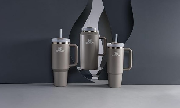 Descubre las características destacadas del vaso Stanley Quencher H2.0 FlowState, incluyendo su aislamiento de doble pared, mango ergonómico y tapa de rosca FlowState con tres posiciones de bebida.