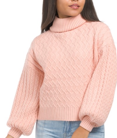 Confeccionado con tejido de alta calidad, este suéter ofrece calidez y comodidad, convirtiéndolo en una opción imprescindible para los días fríos y las noches acogedoras.
