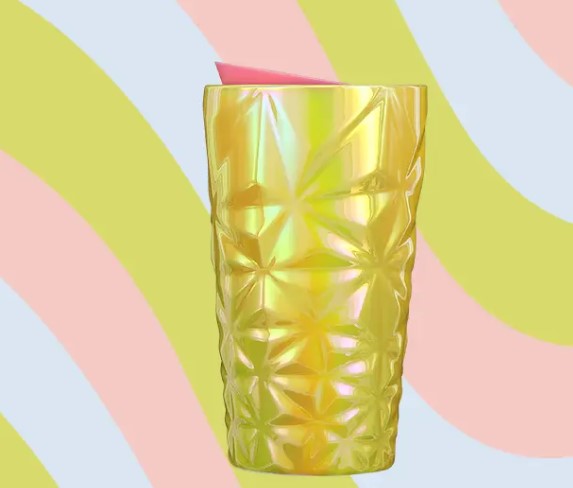 Haz una declaración de estilo con nuestro Vaso de brillo prisma amarillo. Perfecto para quienes están siempre en movimiento, este vaso no solo es visualmente impactante, sino también práctico y duradero. Disponible exclusivamente en tiendas selectas de Starbucks en EE. UU. por solo $22.95.