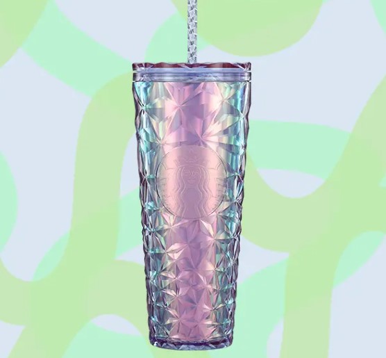 Haz que cada sorbo sea una experiencia visual con nuestro Vaso frío Prisma morado. Con su diseño cautivador y su capacidad de 24 oz, este vaso es ideal para mantener tus bebidas frías mientras disfrutas del día. Disponible ahora para añadir un toque de elegancia a tus momentos de café por solo $24.95.