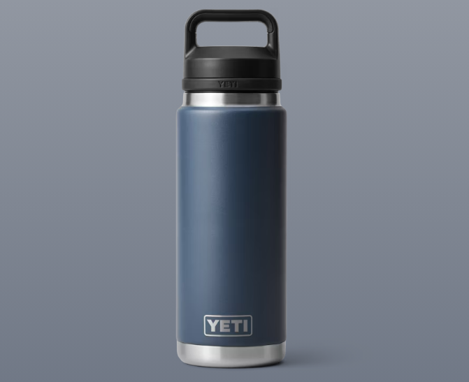 Descubre cómo la botella RAMBLER® contribuye a la reducción de residuos plásticos con su diseño reutilizable.