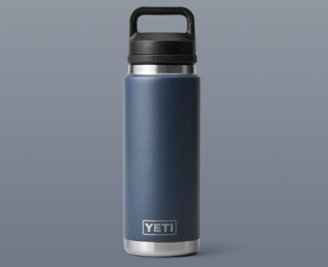Descubre cómo la botella RAMBLER® contribuye a la reducción de residuos plásticos con su diseño reutilizable.