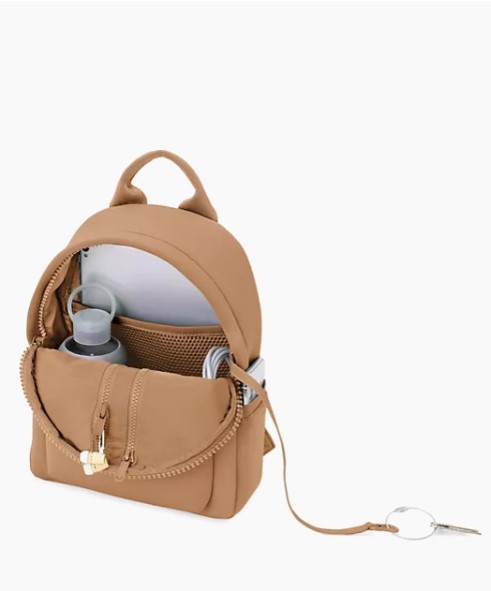 Desde su resistente neopreno hasta sus numerosos bolsillos, la mochila pequeña Dakota de Dagne Dover es una inversión imprescindible para cualquier viajero, ¡y ahora puedes obtenerla con un 25% de descuento!




