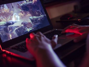 Sumérgete en el mundo del gaming con los laptops gamer más destacados que cuentan con pantallas OLED de alta resolución. Descubre cómo estas potentes máquinas pueden llevar tus experiencias de juego a nuevas alturas con imágenes nítidas y vibrantes.