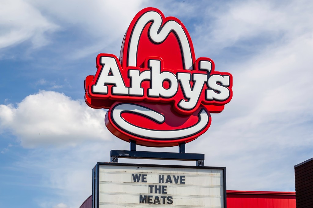 Celebra el Día de Impuestos 2024 con Arby's y su generosa oferta de un sándwich gratis como parte del Mes de Sándwiches Gratis. Ya sea que seas un miembro de Arby's Rewards o te registres ahora, no te pierdas la oportunidad de disfrutar de un sándwich gratis con cada compra durante todo el mes de abril.
