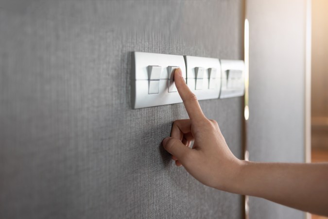 Optimiza tu consumo energético y vive con comodidad. Aplica estos 10 trucos para gastar menos en electricidad y conoce las ayudas disponibles en Estados Unidos para reducir tu factura de luz.
share
more_vert