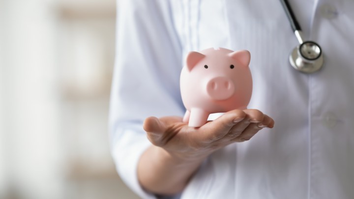 Explora diversas estrategias, desde comparar precios hasta aprovechar programas de descuento, para reducir tus costos en medicamentos de manera efectiva.