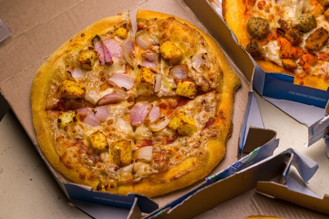 Domino's presenta su última creación: la pizza estilo Nueva York, ¡con ingredientes frescos y auténticos por solo $10.99!