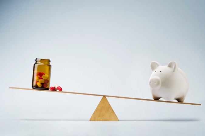 Implementa estas estrategias prácticas y efectivas para ahorrar en medicamentos y asegurar un acceso más asequible a la atención médica que necesitas.