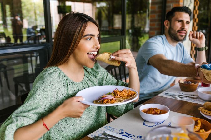 Las taquerías no solo se tratan de tacos. Muchas ofrecen una variedad de platos mexicanos tradicionales como burritos, quesadillas, tortas y hasta pozole
