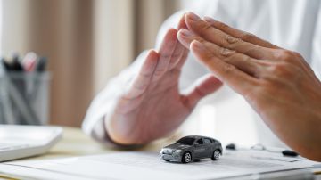 Explora los factores que influyen en el costo del seguro de coche, desde la edad y género del conductor hasta el tipo de vehículo que conduces.