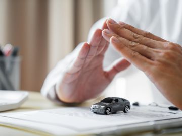 Explora los factores que influyen en el costo del seguro de coche, desde la edad y género del conductor hasta el tipo de vehículo que conduces.