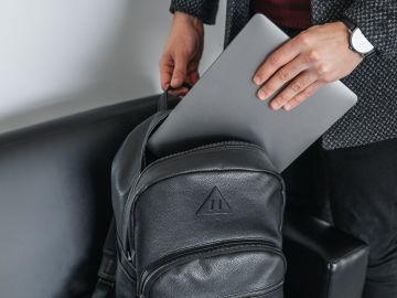 Aprovecha el descuento exclusivo y lleva contigo la mochila Dakota de Dagne Dover, diseñada para satisfacer todas tus necesidades de almacenamiento mientras viajas.