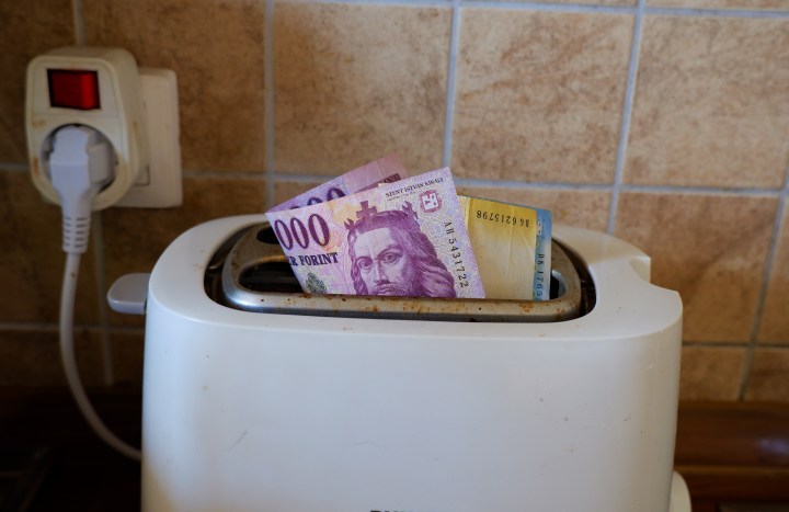 Domina tu consumo eléctrico y ahorra. 10 consejos prácticos para optimizar tu gasto energético en el hogar y aprovechar subvenciones para bajar la factura de luz en Estados Unidos.