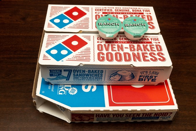 ¡Ofertas irresistibles! Disfruta de la nueva pizza plegable al estilo de Nueva York de Domino's con precios especiales.