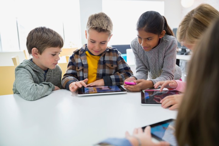 Aprende a seleccionar una tablet infantil con el rendimiento y la durabilidad adecuados para satisfacer las necesidades de tus hijos.