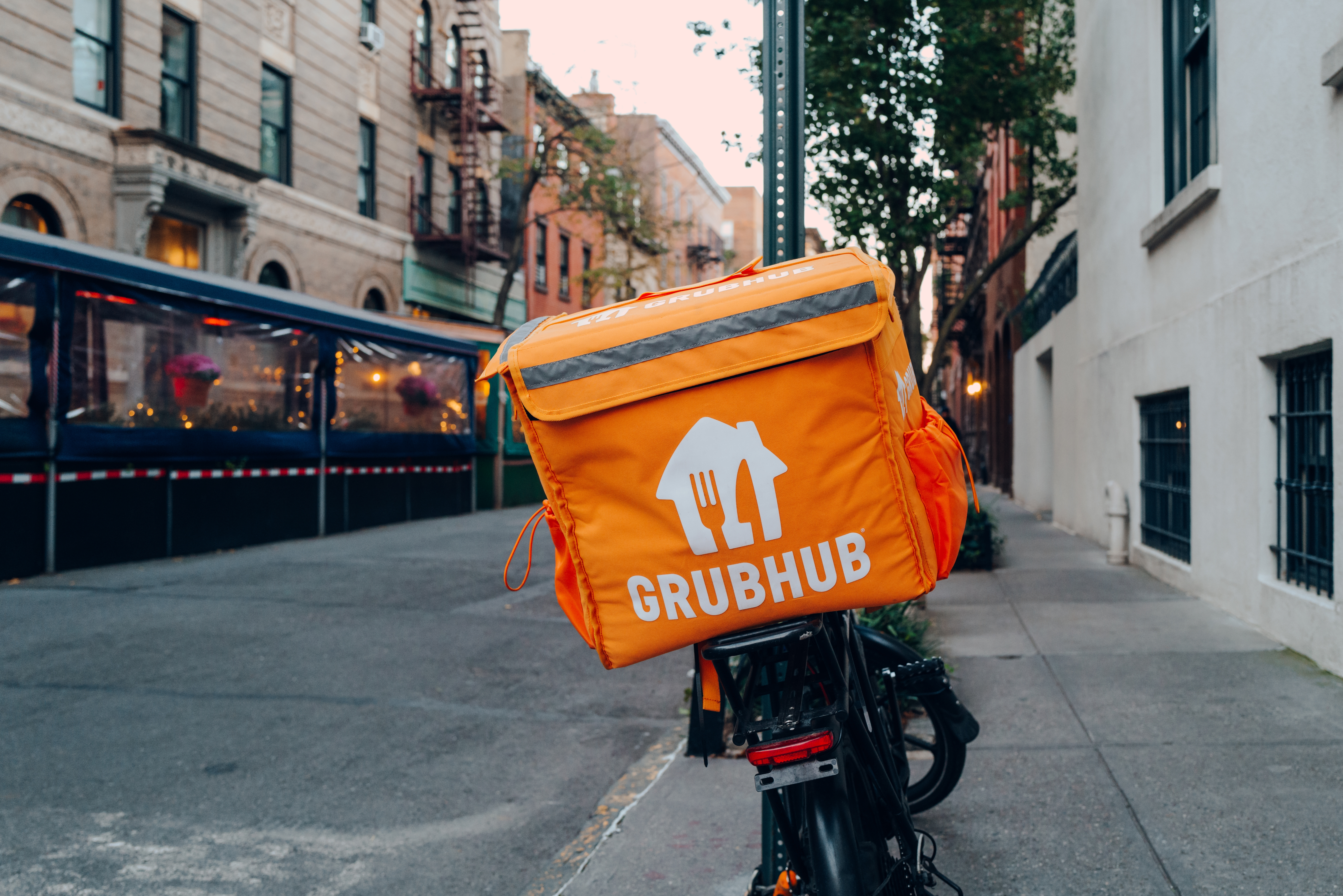 ¿Necesitas un descanso durante la temporada de impuestos? GrubHub tiene la solución perfecta con su oferta especial: un descuento de $15 en entregas de $25 o más el 15 de abril. Simplemente usa el código TAXBREAK al finalizar tu pedido y disfruta de una comida deliciosa sin el estrés financiero.