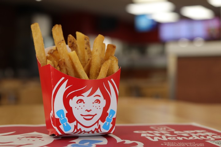 Aprende cómo aprovechar la promoción de Wendy's para obtener papas fritas gratis y satisfacer tus antojos sin gastar.