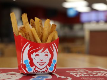 Aprende cómo aprovechar la promoción de Wendy's para obtener papas fritas gratis y satisfacer tus antojos sin gastar.