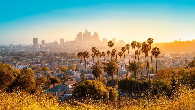 Descubra los detalles sobre cómo el aumento del salario mínimo en California ha llevado a algunos restaurantes de comida rápida a subir sus precios.