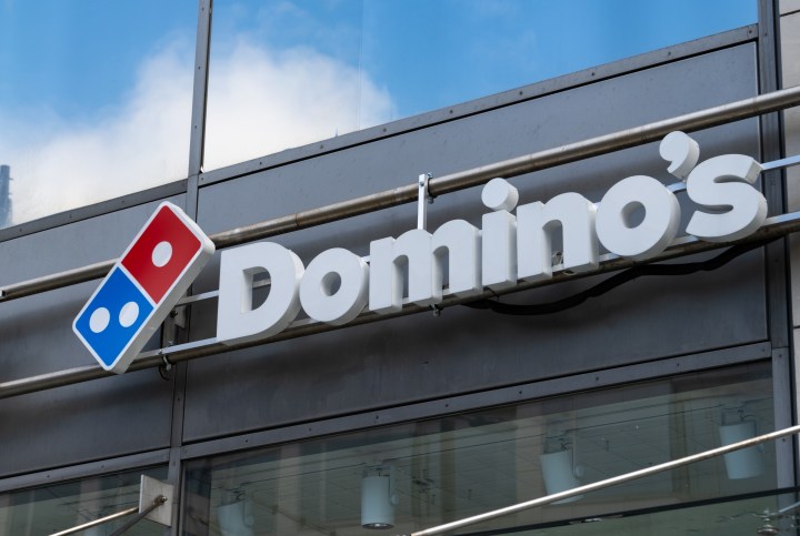 ¿Quieres probar la auténtica pizza neoyorquina? ¡Domino's la trae a tu puerta por solo $10.99!
