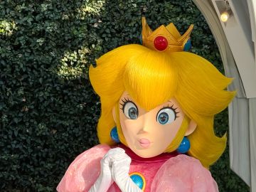 Sumérgete en una experiencia de juego única con la capacidad de Peach para cambiar entre diferentes transformaciones, cada una con sus propias habilidades y desafíos.