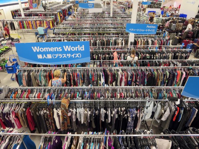 Descubre cómo la primera venta de 49 centavos de este año en Ross Dress for Less atrajo a cientos de compradores entusiastas en busca de gangas en moda y accesorios.
