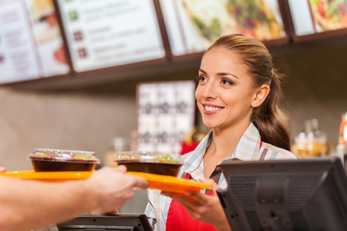 Analizamos el impacto del aumento del salario mínimo en los precios de los productos de las principales cadenas de comida rápida en Estados Unidos.