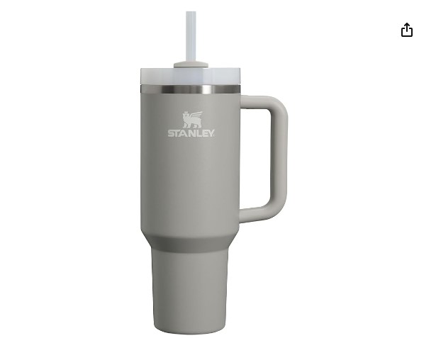 Mantente hidratado con estilo y comodidad gracias al vaso Stanley Quencher H2.0 FlowState, una opción versátil y de alta calidad que ahora puedes obtener por solo $35 en Amazon.