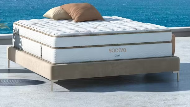 ¡Mejora tu calidad de sueño con el colchón Saatva Classic Mattress! Este colchón de lujo con resortes internos es el más vendido en línea y tiene una calificación de 4.8 estrellas. ¡Aprovecha la oferta del Memorial Day y ahorra $300!