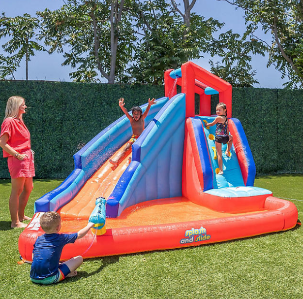 Crea momentos inolvidables de diversión en familia con el tobogán y chapoteo inflable My First Waterslide. Su diseño seguro y resistente proporciona horas de entretenimiento bajo el sol, mientras que sus varios estilos aseguran que encuentres el perfecto para tu patio trasero.