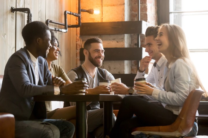 ¡Mantén una vida social plena sin dañar tu bolsillo! Estrategias para ahorrar en tus salidas y eventos sociales en Estados Unidos.