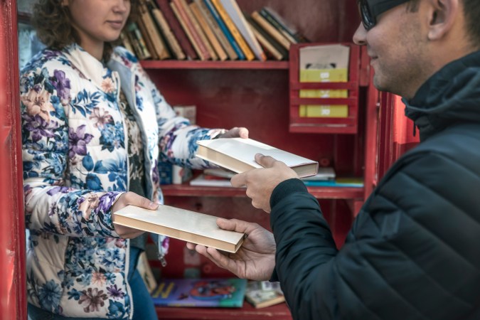 Adéntrate en la emoción de lo desconocido y sumérgete en mundos literarios variados a través del intercambio de libros: Una forma sostenible y social de compartir tu amor por la lectura.