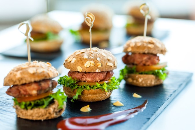 Alta cocina a tu alcance: estrategias para ahorrar en la compra de ingredientes gourmet y disfrutar de platos deliciosos.