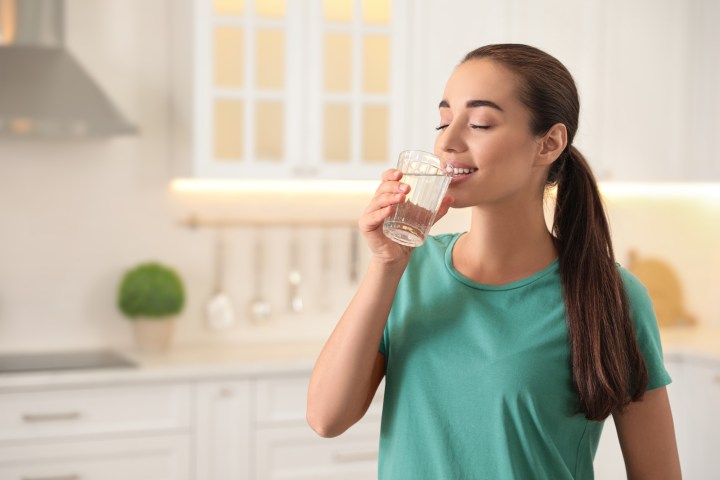 Reduce tu consumo de agua y tu factura con estas sencillas estrategias para el hogar estadounidense.