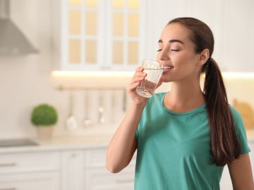 Reduce tu consumo de agua y tu factura con estas sencillas estrategias para el hogar estadounidense.