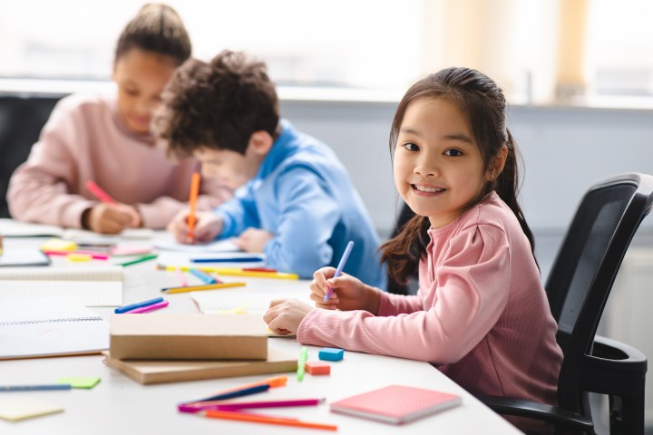 Compra inteligentemente para el regreso a clases: Guía para padres en Estados Unidos. Encuentra consejos, ofertas y ejemplos reales para ahorrar dinero en útiles, uniformes y más.