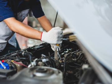 Aprende a ahorrar en el mantenimiento de tu auto en Estados Unidos. Descubre cómo realizar cambios de aceite, comprar repuestos, encontrar talleres confiables y aprovechar programas de apoyo.