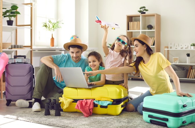 Aprovecha las membresías de aerolíneas y programas de fidelización de tarjetas de crédito para ganar recompensas y obtener beneficios en viajes.