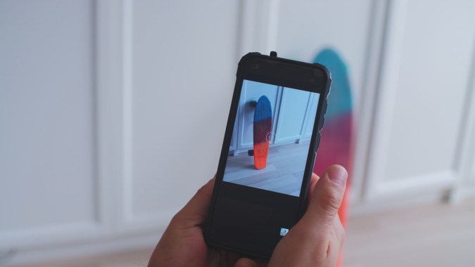 Gana dinero extra vendiendo ropa de moda: Poshmark, la plataforma ideal para ti.